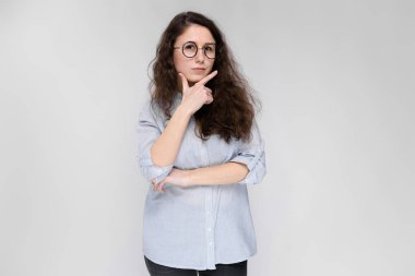 Çekici genç kıvırcık esmer beyaz kadın gri izole gözlük