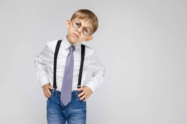 Retrato Adorable Niño Serio Confiado Gafas Sobre Fondo Gris — Foto de Stock