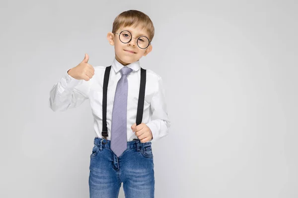 Retrato Adorable Niño Confiado Serio Gafas Que Muestran Pulgar Hacia — Foto de Stock