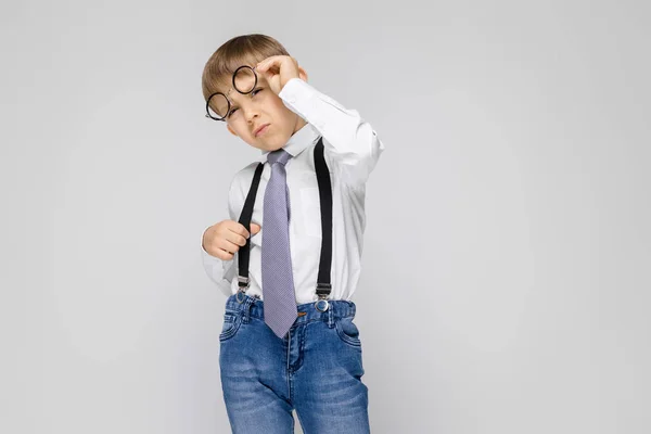 Portret Van Een Schattig Jongetje Bril Grijze Achtergrond — Stockfoto