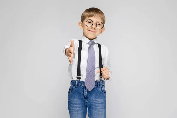 Portrét Rozkošný Vážně Přesvědčen Malého Chlapce Brýlích Ukazuje Palcem Šedém — Stock fotografie