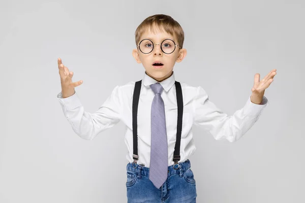 Porträt Eines Entzückenden Kleinen Jungen Mit Brille Auf Grauem Hintergrund — Stockfoto