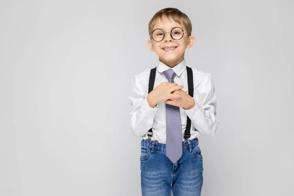 Porträt Eines Entzückenden Kleinen Jungen Mit Brille Auf Grauem Hintergrund — Stockfoto