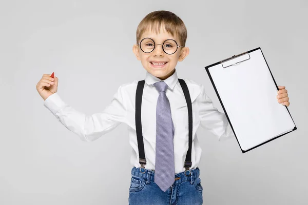 Retrato Adorable Niño Confiado Serio Gafas Sujetando Portapapeles Sobre Fondo — Foto de Stock
