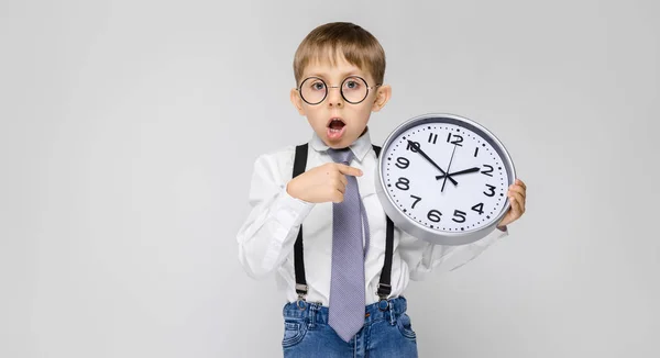 Porträt Eines Entzückenden Ernsten Selbstbewussten Kleinen Jungen Mit Brille Und — Stockfoto