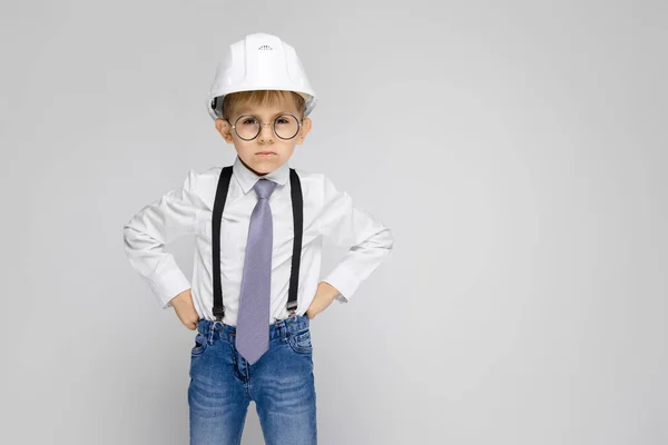 Porträt Eines Entzückenden Kleinen Jungen Mit Brille Der Harten Hut — Stockfoto
