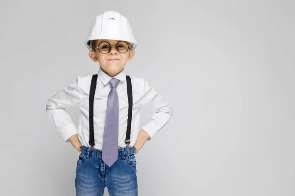 Retrato Niño Adorable Gafas Con Sombrero Duro Sobre Fondo Gris — Foto de Stock