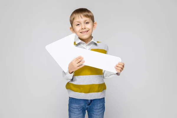 Retrato Adorable Niño Sosteniendo Flecha Sobre Fondo Gris — Foto de Stock