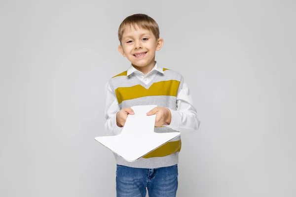 Retrato Adorable Niño Sosteniendo Flecha Sobre Fondo Gris — Foto de Stock