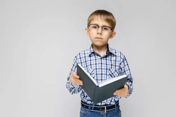 Porträt Eines Entzückenden Kleinen Jungen Mit Brille Und Buch Auf — Stockfoto