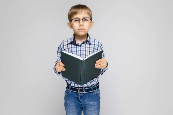 Retrato Niño Adorable Gafas Sosteniendo Libro Sobre Fondo Gris — Foto de Stock