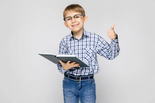 Retrato Niño Adorable Gafas Sosteniendo Libro Sobre Fondo Gris — Foto de Stock