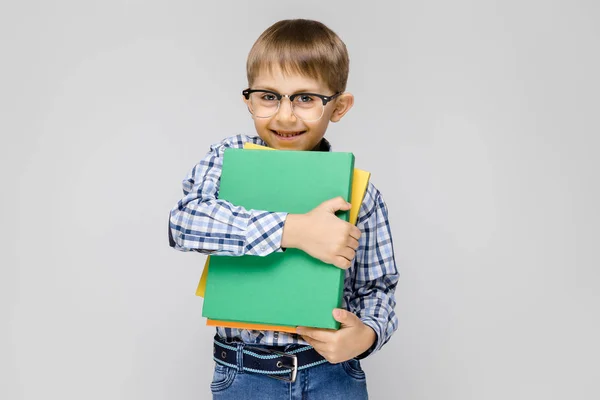 Porträt Eines Entzückenden Kleinen Jungen Mit Brille Und Bunten Ordnern — Stockfoto