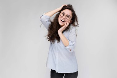 Çekici genç kıvırcık esmer beyaz kadın gri izole gözlük