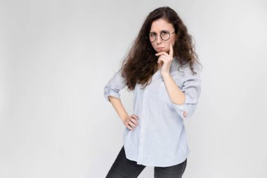 Çekici genç kıvırcık esmer beyaz kadın gri izole gözlük