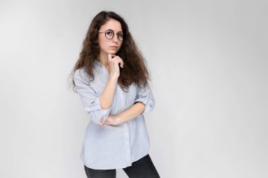 Çekici genç kıvırcık esmer beyaz kadın gri izole gözlük