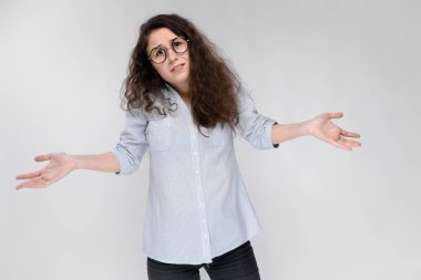 Çekici genç kıvırcık esmer beyaz kadın gri izole gözlük