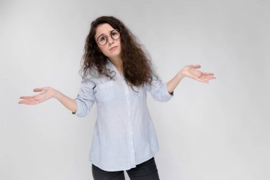 Çekici genç kıvırcık esmer beyaz kadın gri izole gözlük