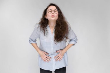 Çekici genç kıvırcık esmer beyaz kadın gri izole gözlük