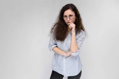 Çekici genç kıvırcık esmer beyaz kadın gri izole gözlük