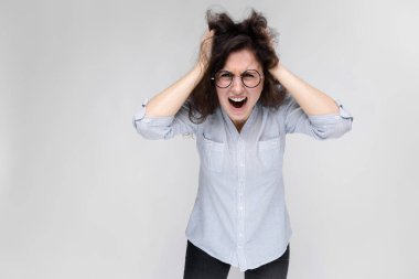 Genç esmer kıvırcık Kafkas bardaklarda gri izole kadın bağırıyor