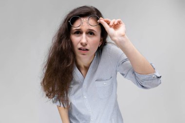 Karışık kıvırcık esmer beyaz kadın gri izole gözlük