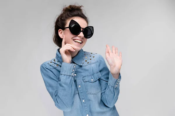 Glücklich Brünette Kaukasische Mädchen Mit Dutt Frisur Trägt Sonnenbrille Isoliert — Stockfoto
