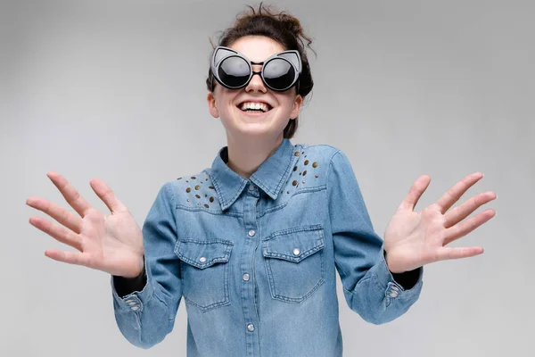 Menina Caucasiana Morena Feliz Com Penteado Pão Vestindo Grandes Óculos — Fotografia de Stock