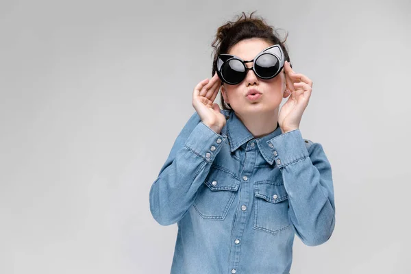 Feliz Chica Morena Caucásica Con Peinado Moño Usando Grandes Gafas —  Fotos de Stock