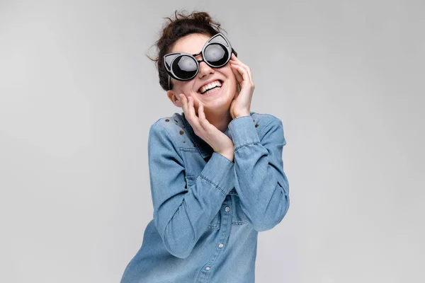 Glücklich Brünette Kaukasische Mädchen Mit Dutt Frisur Trägt Große Sonnenbrille — Stockfoto