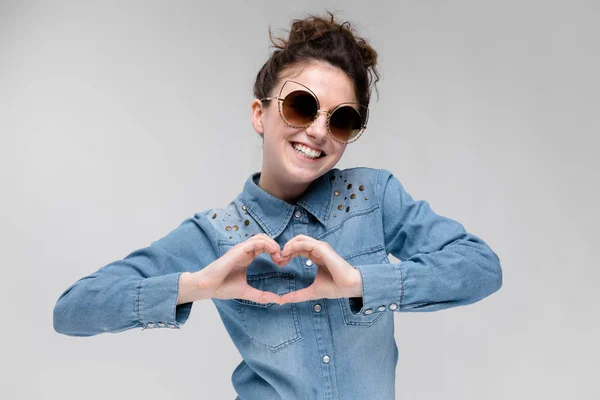 Young Brunette Caucasian Girl Bun Hairstyle Sunglasses Showing Heart Sign — Stock Photo, Image