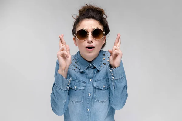 Junge Brünette Kaukasische Mädchen Mit Dutt Frisur Sonnenbrille Zeigt Die — Stockfoto