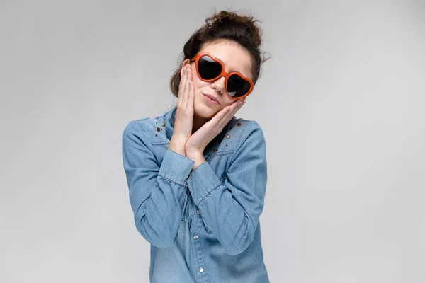 Junge Brünette Kaukasische Mädchen Mit Dutt Frisur Herzförmiger Sonnenbrille Isoliert — Stockfoto