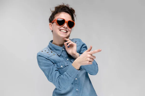 Junge Brünette Kaukasische Mädchen Mit Dutt Frisur Sonnenbrille Zeigt Isoliert — Stockfoto