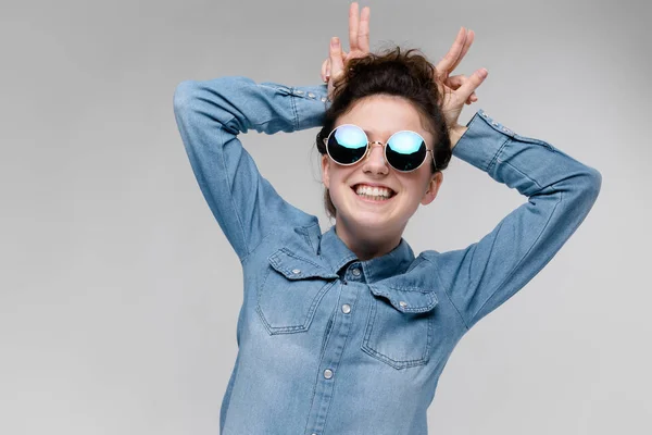 Junge Brünette Kaukasische Mädchen Mit Dutt Frisur Tragen Runde Sonnenbrille — Stockfoto