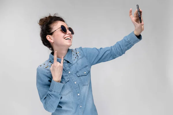 Νεαρό Κορίτσι Μελαχρινή Καυκάσιος Χτένισμα Κουλούρι Γυαλιά Ηλίου Λήψη Selfie — Φωτογραφία Αρχείου