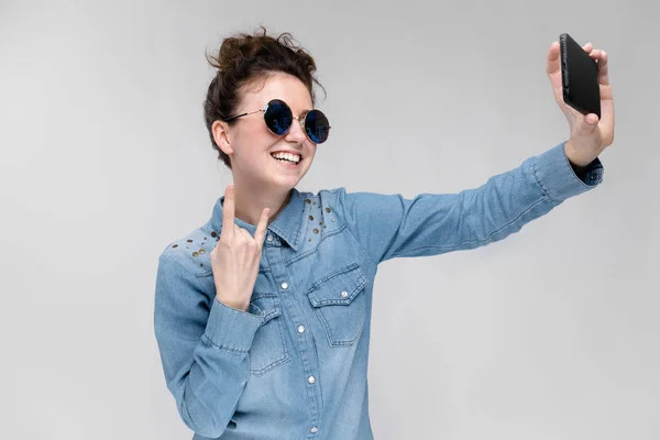 Joven Morena Caucásica Con Peinado Moño Gafas Sol Tomando Selfie —  Fotos de Stock