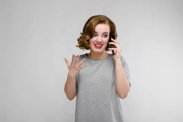 Portret Piękne Rude Szczęśliwy Młoda Kobieta Rozmawia Przez Telefon Szarym — Zdjęcie stockowe