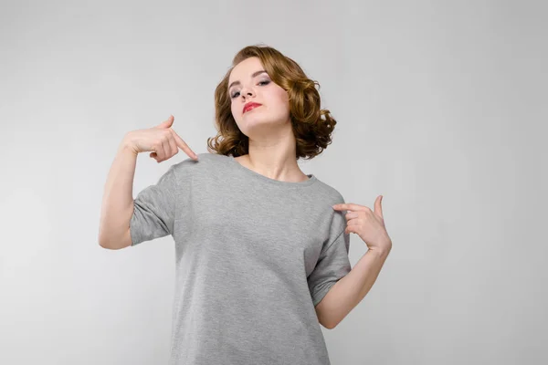 Portret Van Mooie Roodharige Gelukkig Jonge Vrouw Wijzend Grijze Achtergrond — Stockfoto