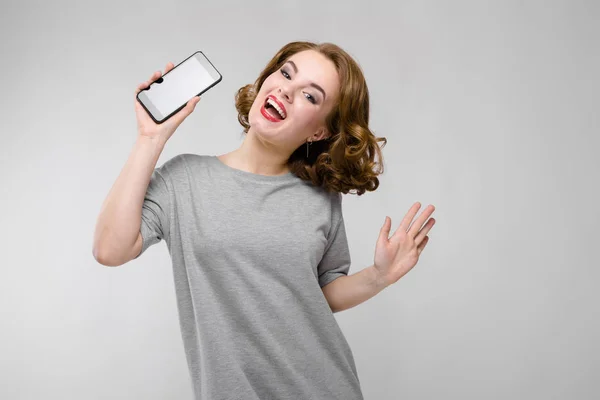 Portrait Beautiful Redhead Happy Young Woman Presenting Phone Blank Screen — Stock Photo, Image