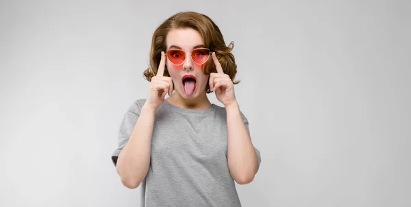 Retrato Hermosa Pelirroja Feliz Joven Mujer Gafas Sol Rojas Muecas —  Fotos de Stock