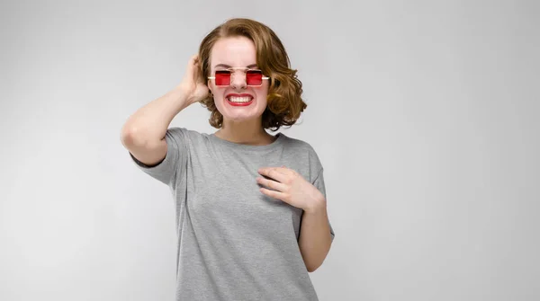 Porträt Der Schönen Rothaarigen Glücklichen Jungen Frau Mit Roter Sonnenbrille — Stockfoto