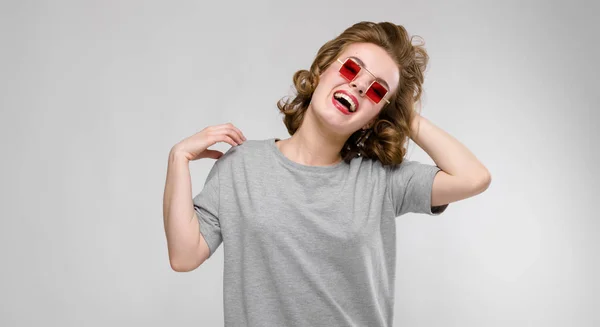 Retrato Hermosa Pelirroja Joven Feliz Gafas Sol Rojas Sobre Fondo —  Fotos de Stock