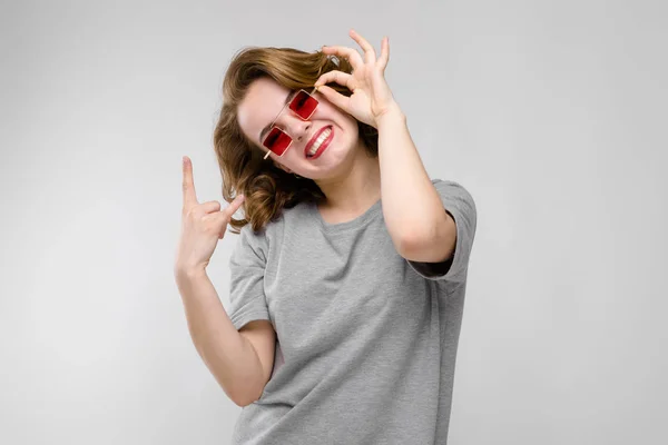 Porträt Der Schönen Rothaarigen Glücklichen Jungen Frau Mit Roter Sonnenbrille — Stockfoto