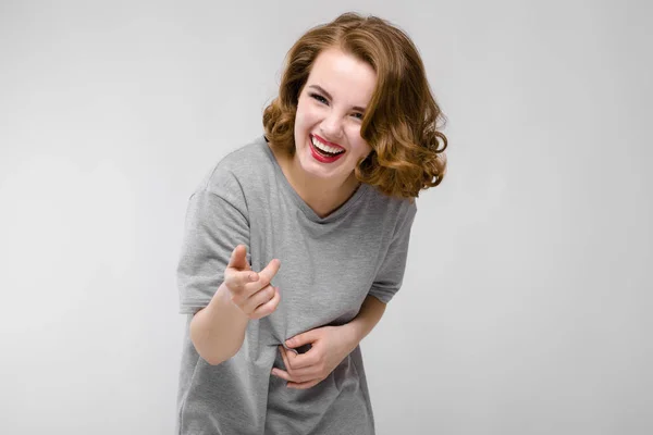 Retrato Hermosa Pelirroja Feliz Joven Mujer Haciendo Muecas Sobre Fondo — Foto de Stock