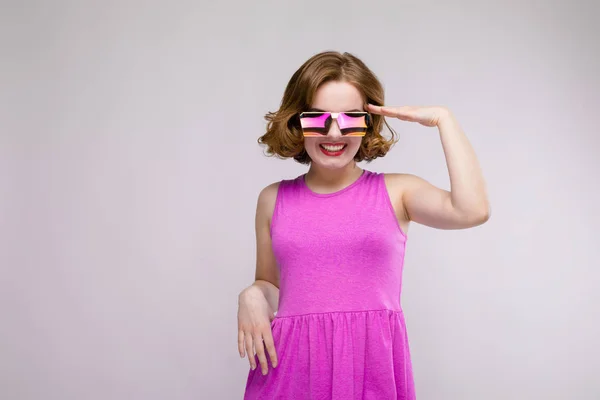 Porträt Der Schönen Rothaarigen Glücklichen Jungen Frau Mit Reflektierender Sonnenbrille — Stockfoto