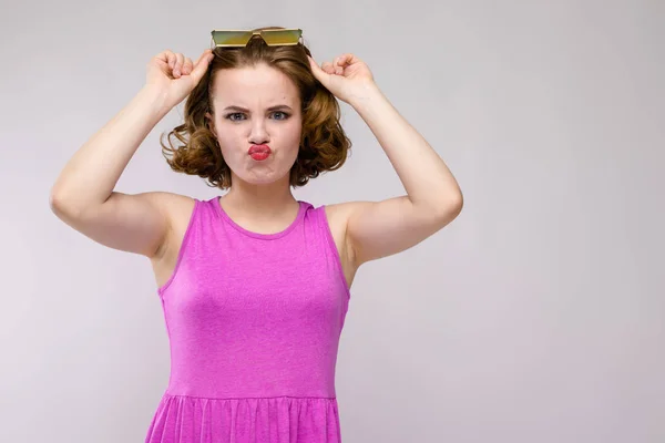 Porträt Der Schönen Rothaarigen Glücklichen Jungen Frau Mit Reflektierender Sonnenbrille — Stockfoto