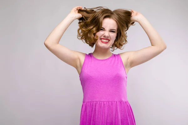 Portret Van Mooie Roodharige Gelukkig Jonge Vrouw Grimassen Grijze Achtergrond — Stockfoto