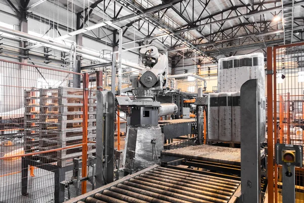 Equipo de la industria de producción de fibra de vidrio en el fondo de fabricación — Foto de Stock