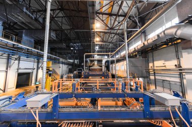 Fabrika atölye iç ve cam sanayi makinelerinde üretim süreci arka plan